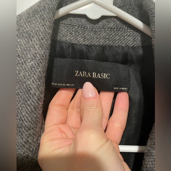 woman’s coat - Picture 3 of 3